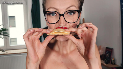420deepthroat - La giganta personalizada Mia te devora con queso - Manyvids - POV - Mamada - Palabras obscenas - Polla grande - MILF