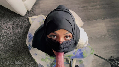 Aaliyah Yasin - Moglie musulmana con il hijab che tradisce il marito scopando con un cazzo bianco - OnlyFans - OnlyFans - MILF - bruna - POV - parolacce - tette grandi - tette rifatte