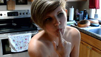 Housewifeginger – jak zrobić własne masło – manyvids – milf – ujęcie z perspektywy pierwszej osoby – sprośne gadki – małe cycki – blondynka