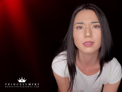 Princesse Miki Aoki - T-shirt mouillé : feu rouge, feu vert - ManyVids - fétichisme - asiatique - domination féminine - dévouée - petits seins - seins naturels - POV - solo