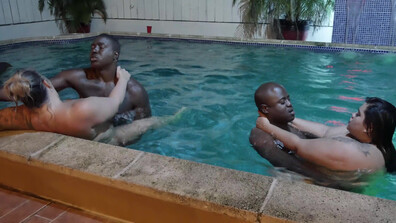 Davina Raines - Orgia scambista a bordo piscina con Breanna Khalo - ManyVids - bionda - culo grosso - tette grandi - interrazziale - cazzo nero - orgia