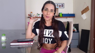 Lissie Belle - profesora lasciva - ManyVids - profesora - MILF - morena - charla picante - sexo virtual - masturbación