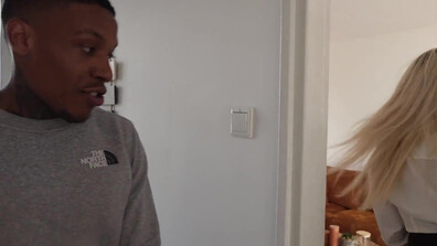 CJ Geile Deurwaarder Mel Trekt Aan CJ's Bel - milf - big ass - blowjob