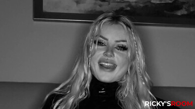 Nichole Saphir Unzip For Easy Access - milf - big ass - blowjob