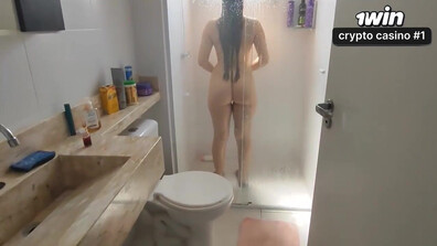 Fiz ele gozar duas vezes, primeiro no banho e depois com meu dedo no cuzinho XXX - casal real caseiro - bathroom - gozadas - brasileiras - romantico - xxx - amador - boquete - porno hd - banheiro