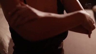 JUQ 825 Los días del gangbang con creampie que nunca terminan. Rena Fukiishi - madre - y - grupo - de - jovenes