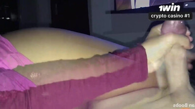 Uma amiga deu uma punheta enquanto assistíamos Rick e Morty juntos - amador brasileiro - porno hd - ponto de vista - latin - brasileira - peitos grandes - handjob - 18 a 25 anos - lindinhas - brasil