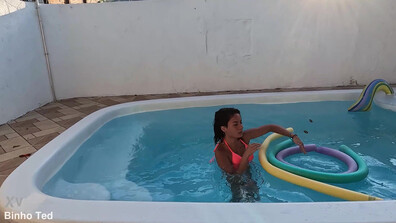 Kel Aguiar Binho Ted Fudendo O Rabo Da Ninfeta Dentro Da Piscina - brunette