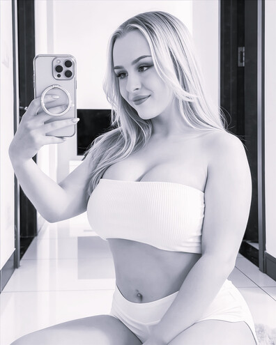 tetona pelirroja de buenas tetas - babe - cute