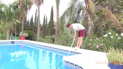 Linda Del Sol Sultry Spanish MILF Puts the Pool Boy to Work on Her Pussy - latin - spanish - blowjob