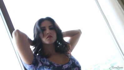 Sunny Leone Flower Burst - xxx