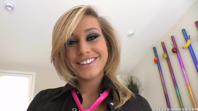 Hot Blonde Kennedy Leigh Gets Her Pussy Penetrated - hard