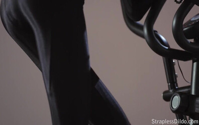 74. Zentai Suit Sheds Like a Sexy Second Skin Mia, Noelle - straplezz