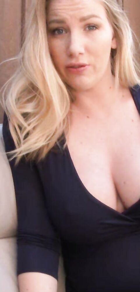 Danielle Maye XXX - Pub Diaper Change - ManyVids - blonde - milf - big tits - tattoo - fake tits - dirty talk - pov - virtualsex