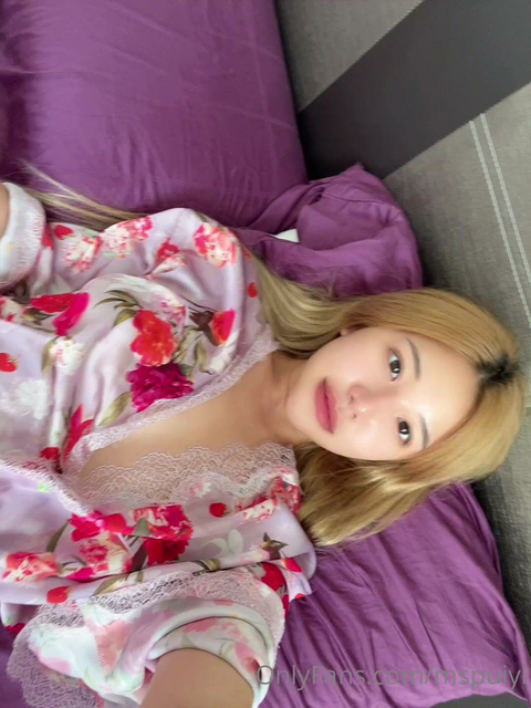 Ms Puiyi Uses A Little Pink Vibrator To Make Herself Cum