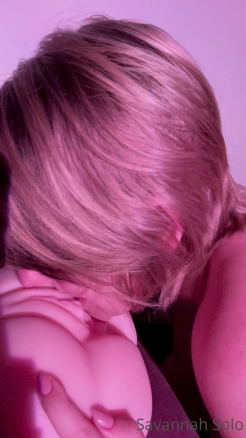 Savannah Solo Practices Pussy Licking Skills On A Fake Pussy