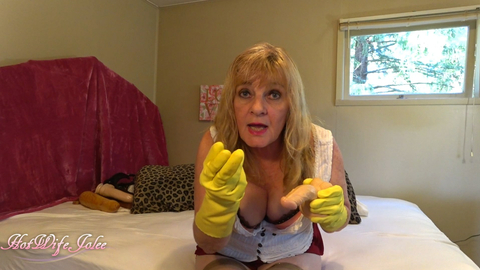 Hot Wife Jolee Mom is using her yellow rubber latex kit