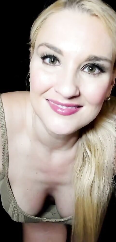 Julia Robbie - ADDICTED TO JULIA - ManyVids - blonde - milf - solo - dirty talk - pov - fetish - big tits