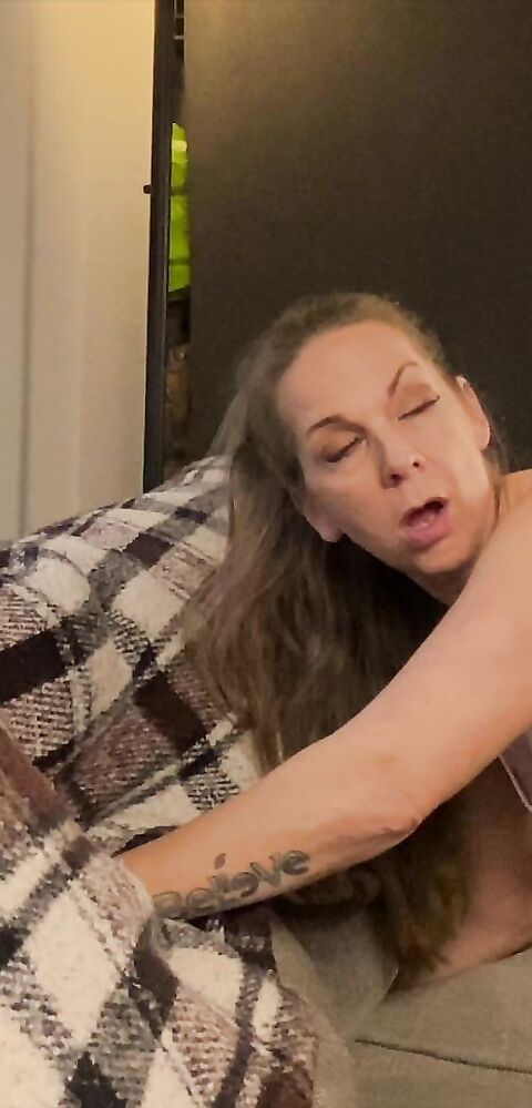 Kymber Leigh - Cheating Wife Stuck In Couch Help 2of3 - ManyVids - milf - blonde - blowjob - big dick - big tits - tattoo - taboo - pov