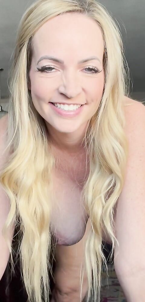 Hxllywxxdz - FACE DOWN ASS UP - ManyVids - blonde - milf - big dick - pov - dirty talk - natural tits