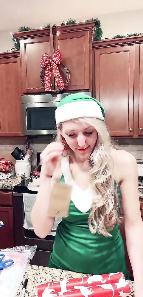 ErikaSwingz - Wrapping Christmas Presents LIVE - ManyVids - blonde - milf - big tits - natural tits - pov - blowjob