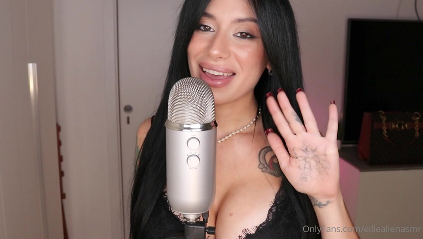 Ellie Alien - 22 September 2021 - Licking Lollipop