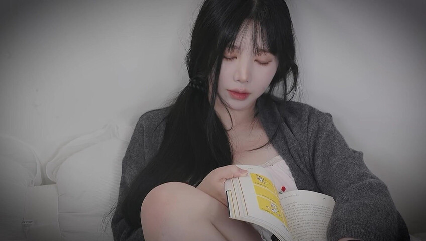 ASMR Yoon Ying - ASMR Roleplay with Reversed Dynamics A Night on a Business Trip