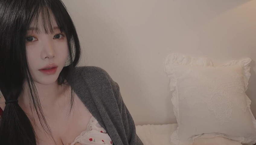 ASMR Yoon Ying - ASMR Roleplay with Reversed Dynamics A Night on a Business Trip