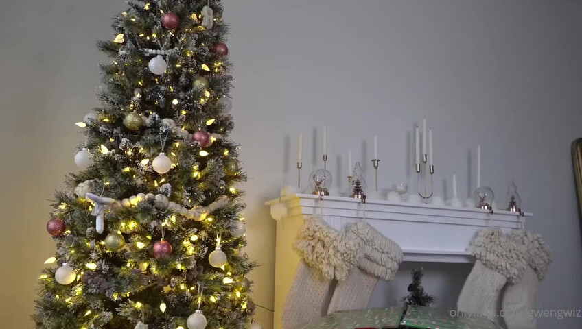 GwenGwiz - Xmas doll getting fucked