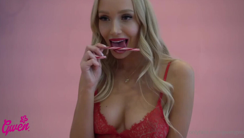 GwenGwiz - Xmas doll getting fucked