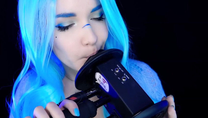 ASMR Kitty Klaw - Licking & Mouth sounds