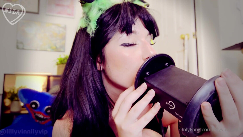 ASMR LillyVinnily - Hot Ear Liking