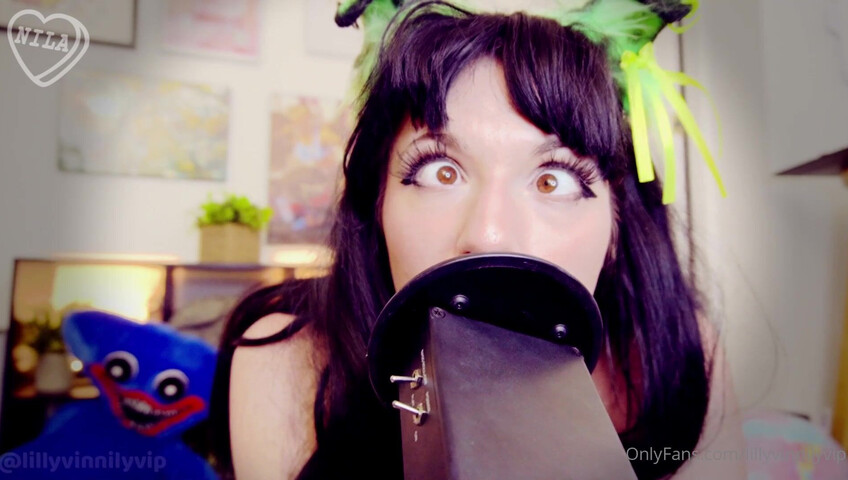 ASMR LillyVinnily - Hot Ear Liking