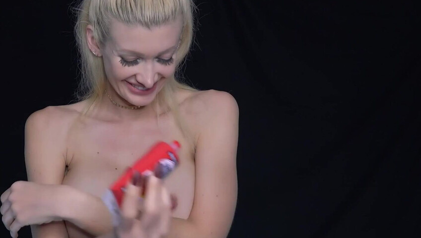 ASMR Maddy - Finger paint