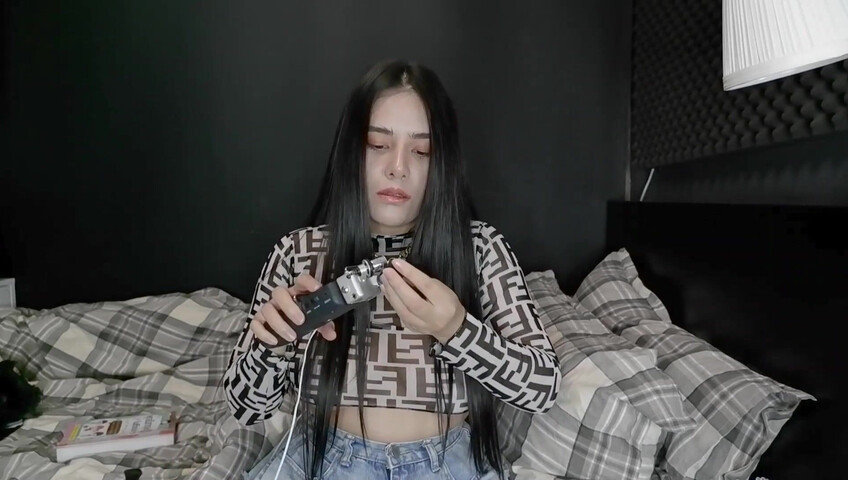 ASMR Wan - Scrathing and mouth sounds