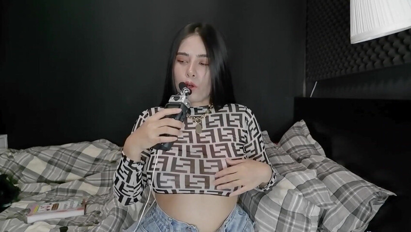 ASMR Wan - Scrathing and mouth sounds