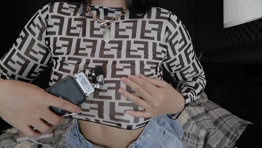 ASMR Wan - Scrathing and mouth sounds