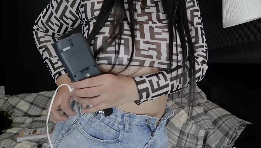 ASMR Wan - Scrathing and mouth sounds