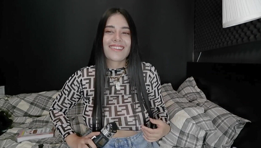 ASMR Wan - Scrathing and mouth sounds