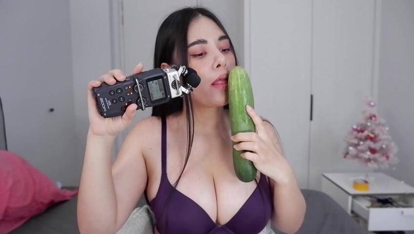 ASMR Wan - Scrathing, tapping on my body at last - Cucumber licking