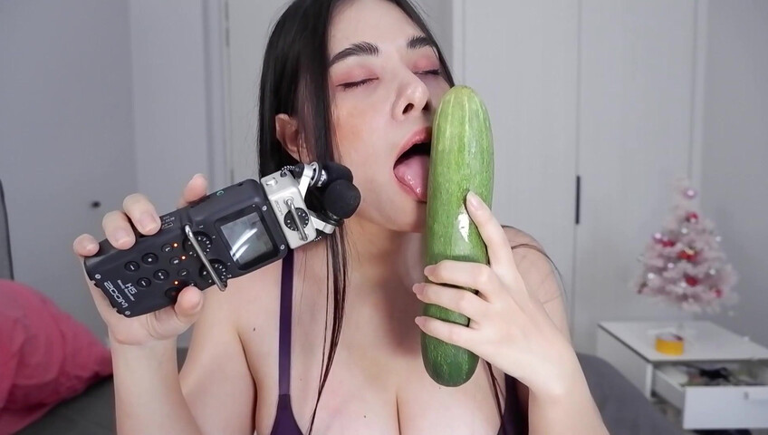 ASMR Wan - Scrathing, tapping on my body at last - Cucumber licking