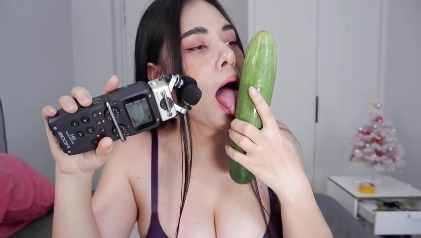 ASMR Wan - Scrathing, tapping on my body at last - Cucumber licking