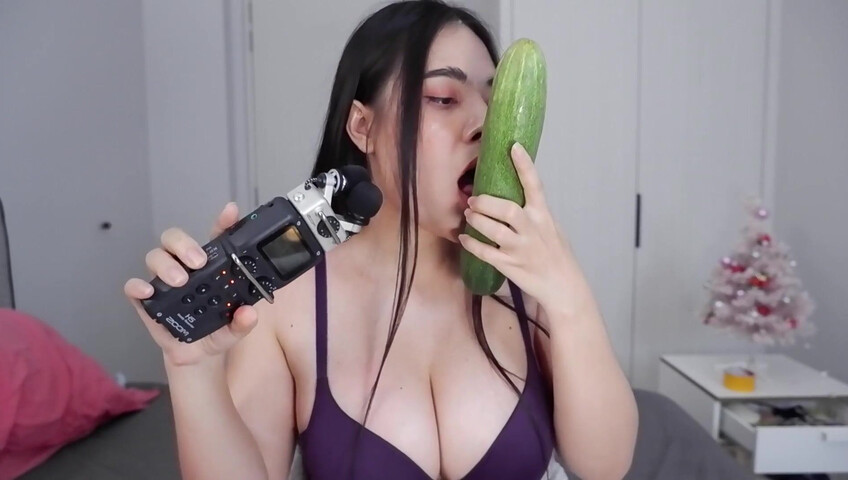ASMR Wan - Scrathing, tapping on my body at last - Cucumber licking