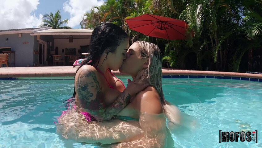 Abella Danger And Payton Preslee - Bikini Squirters