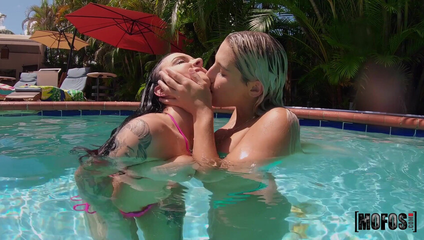 Abella Danger And Payton Preslee - Bikini Squirters