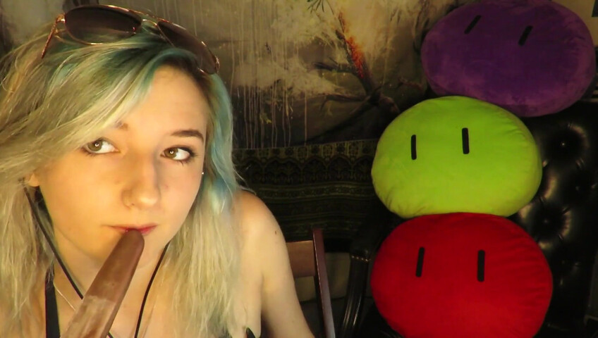 Aftyn Rose - Popsicle Sucking & Mouth Sounds on the Beach