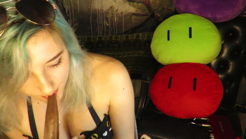 Aftyn Rose - Popsicle Sucking & Mouth Sounds on the Beach