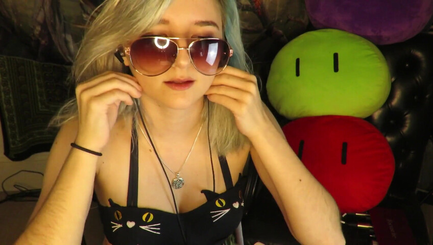 Aftyn Rose - Popsicle Sucking & Mouth Sounds on the Beach