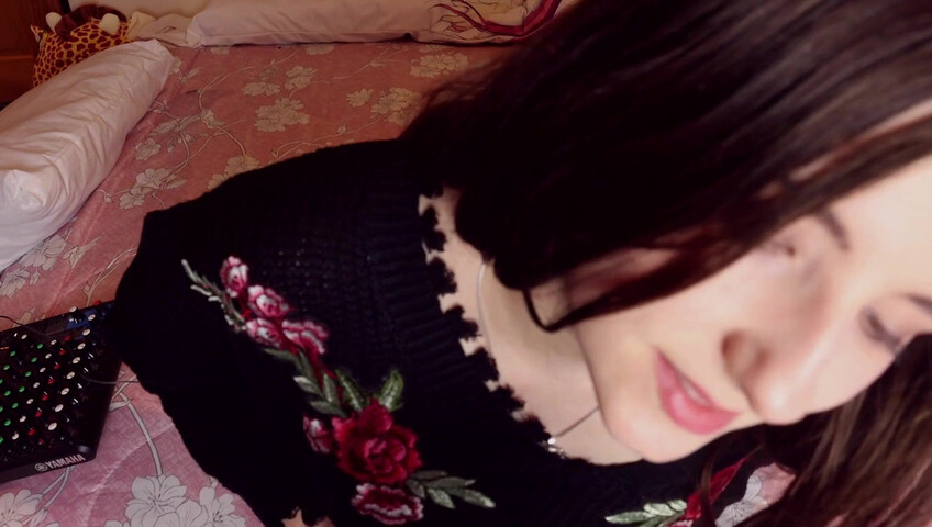 AftynRose ASMR - Scratching! Sweater, chest, booty, feet, legs, etc