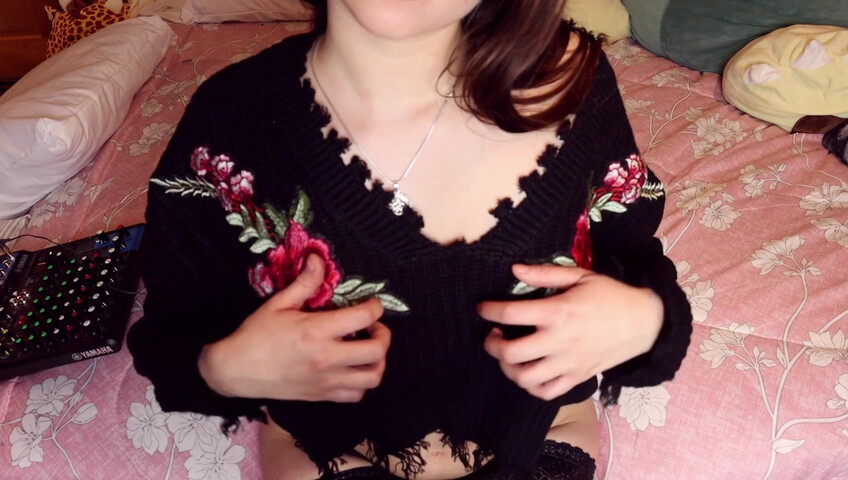 AftynRose ASMR - Scratching! Sweater, chest, booty, feet, legs, etc